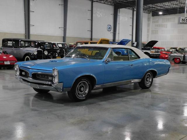 Photo of 1967 Blue and White Pontiac GTO