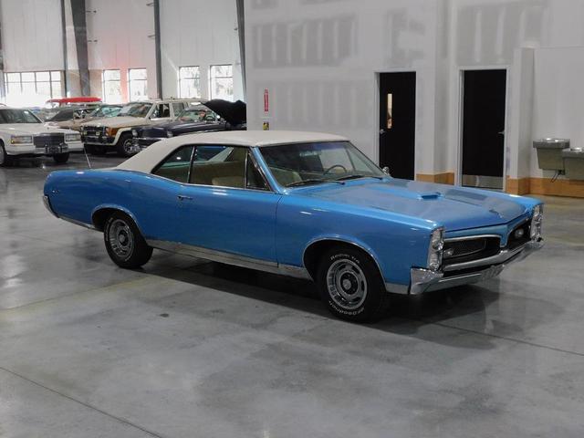 Photo of 1967 Blue and White Pontiac GTO