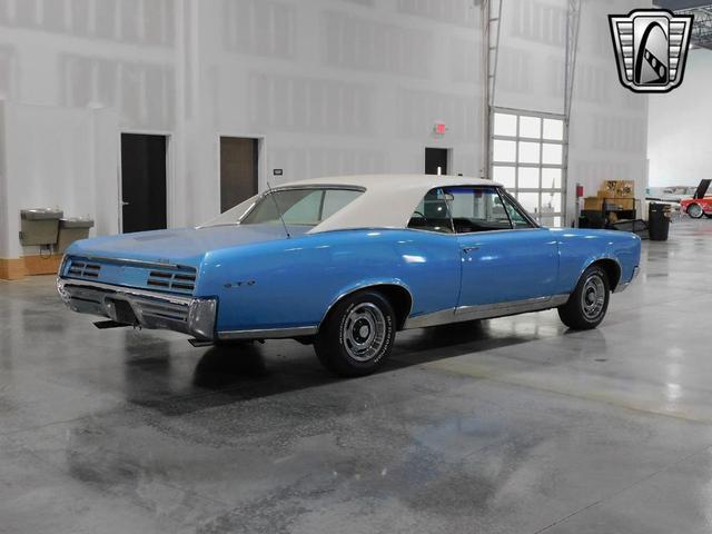 Photo of 1967 Blue and White Pontiac GTO