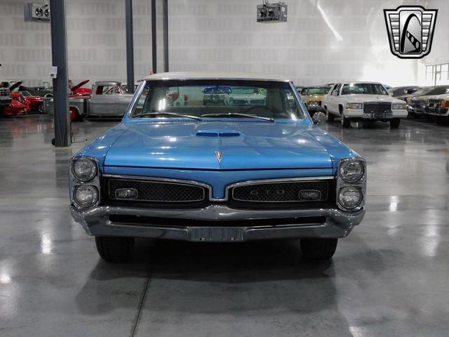 Photo of 1967 Blue and White Pontiac GTO