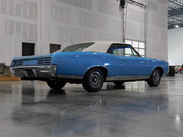 Photo of 1967 Blue and White Pontiac GTO