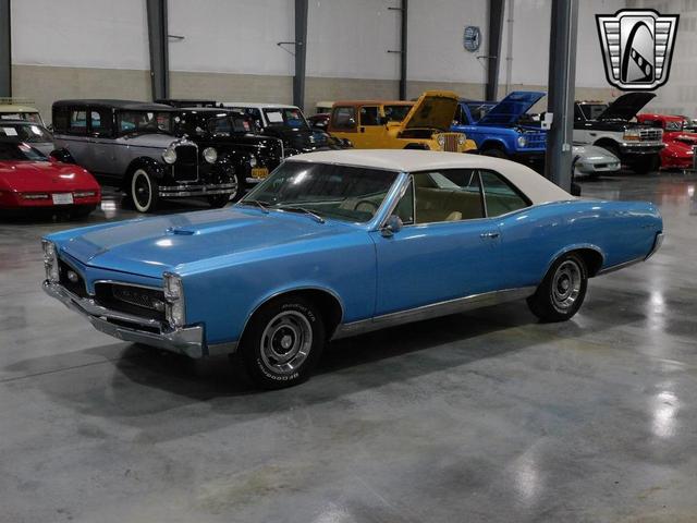 Photo of 1967 Blue and White Pontiac GTO