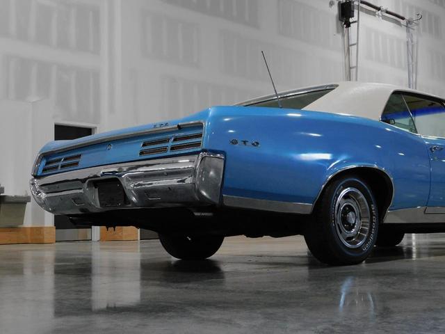 Photo of 1967 Blue and White Pontiac GTO