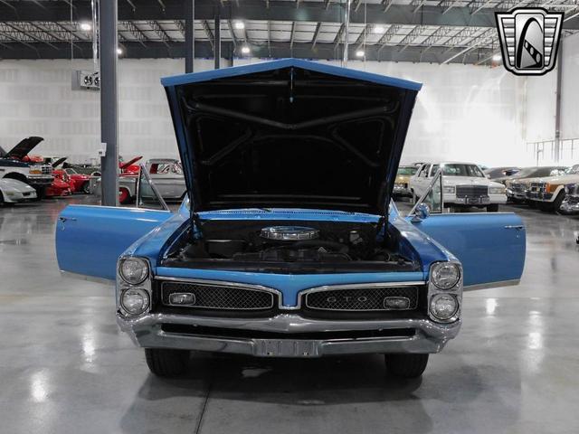 Photo of 1967 Blue and White Pontiac GTO