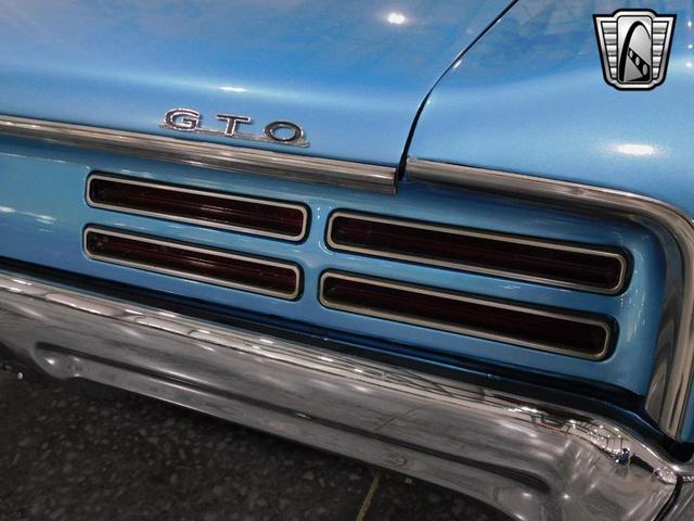 Photo of 1967 Blue and White Pontiac GTO