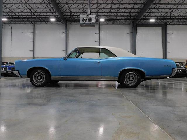Photo of 1967 Blue and White Pontiac GTO