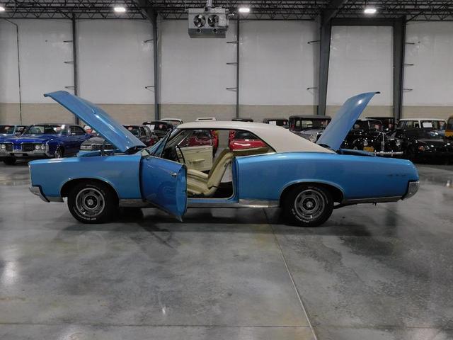 Photo of 1967 Blue and White Pontiac GTO
