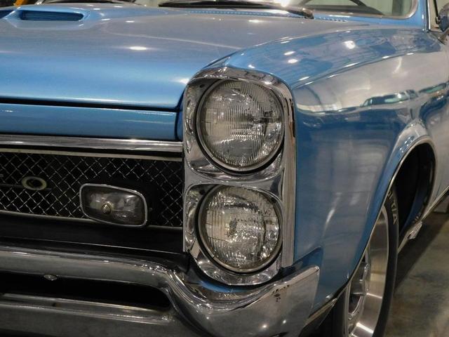 Photo of 1967 Blue and White Pontiac GTO
