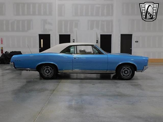 Photo of 1967 Blue and White Pontiac GTO