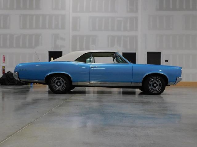 Photo of 1967 Blue and White Pontiac GTO