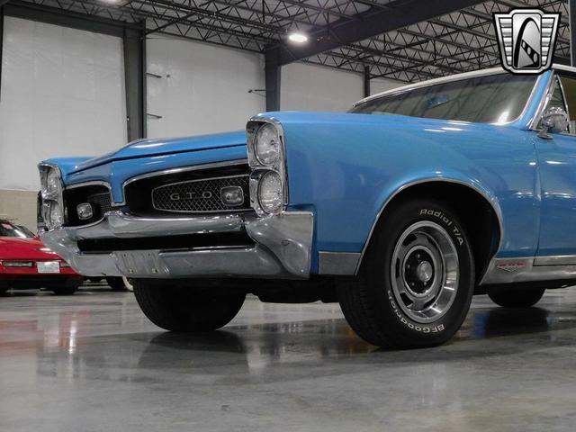 Photo of 1967 Blue and White Pontiac GTO
