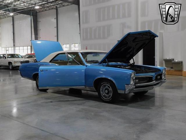 Photo of 1967 Blue and White Pontiac GTO
