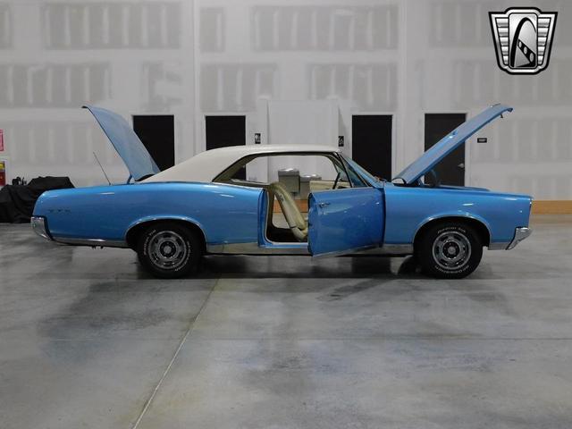 Photo of 1967 Blue and White Pontiac GTO