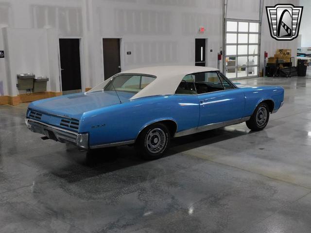 Photo of 1967 Blue and White Pontiac GTO