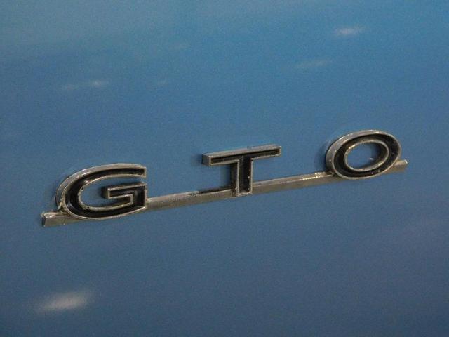 Photo of 1967 Blue and White Pontiac GTO