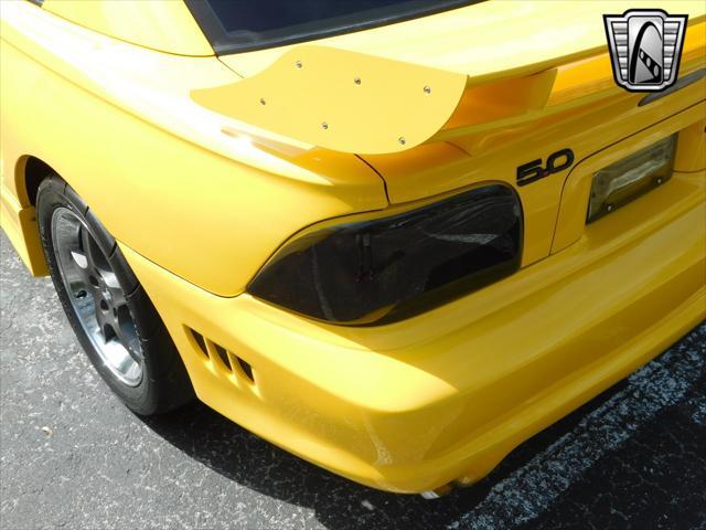 Photo of 1995 Yellow Ford Mustang