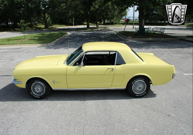 Photo of 1966 Yellow Ford Mustang