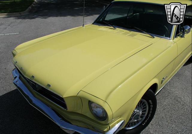 Photo of 1966 Yellow Ford Mustang