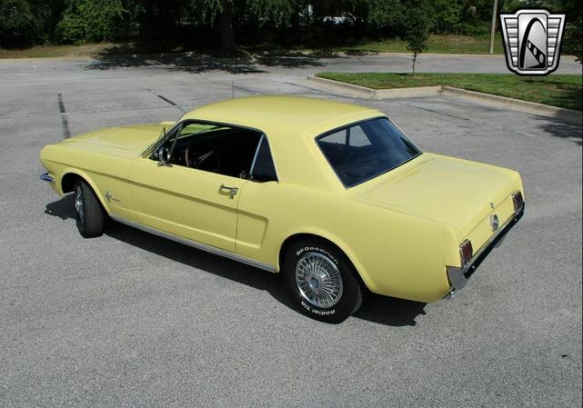 Photo of 1966 Yellow Ford Mustang