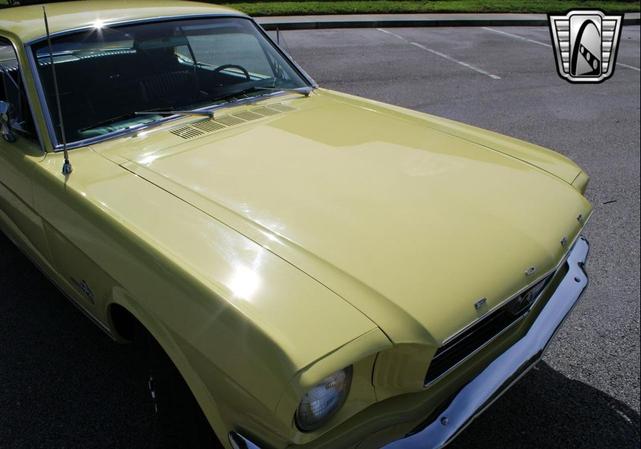 Photo of 1966 Yellow Ford Mustang