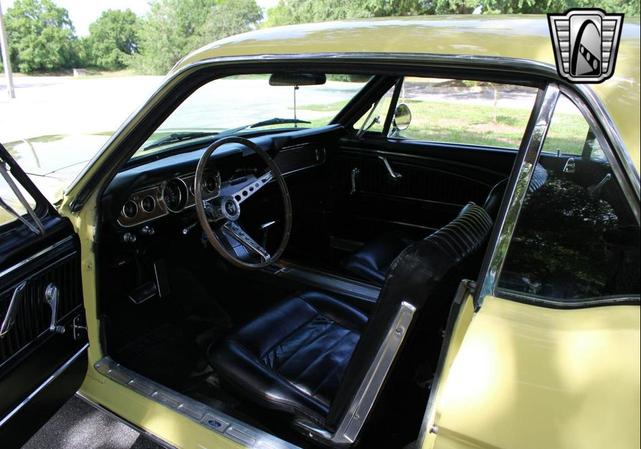 Photo of 1966 Yellow Ford Mustang