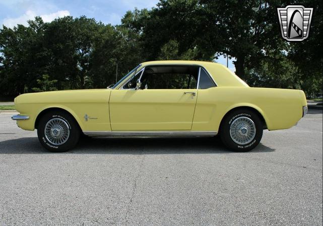Photo of 1966 Yellow Ford Mustang