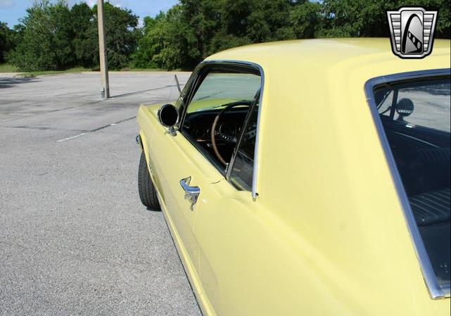 Photo of 1966 Yellow Ford Mustang