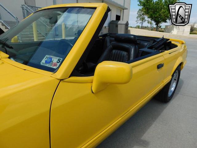 Photo of 1993 Yellow Ford Mustang
