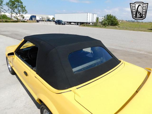Photo of 1993 Yellow Ford Mustang
