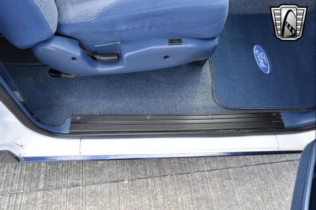 Photo of 1995 White Ford F-150