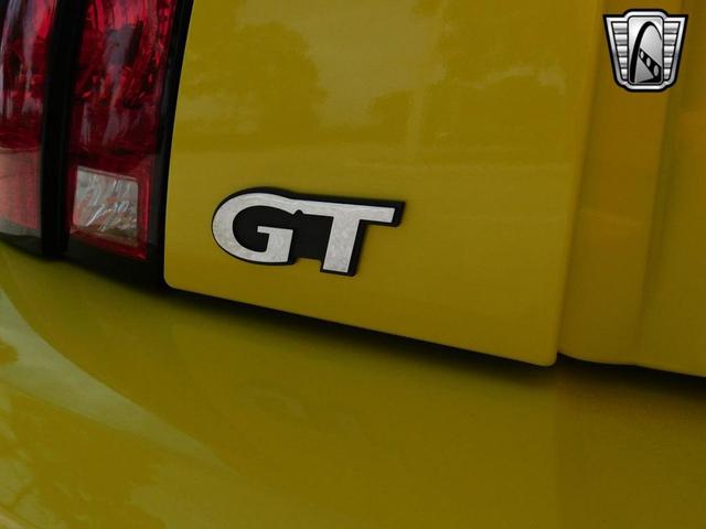 Photo of 2001 Yellow Ford Mustang