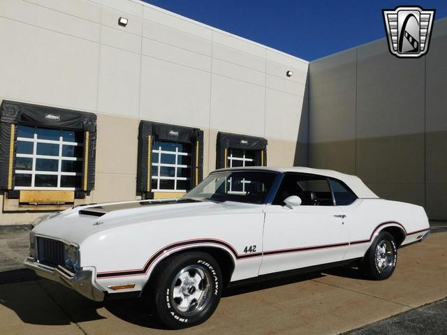 Photo of 1970 White /Black Stripes Oldsmobile 442