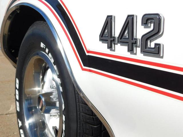Photo of 1970 White /Black Stripes Oldsmobile 442