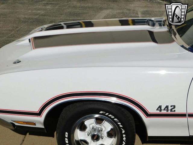 Photo of 1970 White /Black Stripes Oldsmobile 442