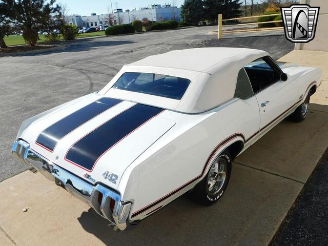 Photo of 1970 White /Black Stripes Oldsmobile 442