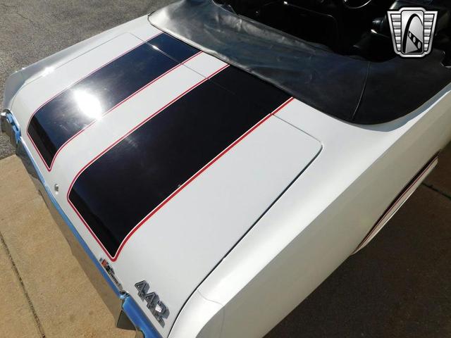 Photo of 1970 White /Black Stripes Oldsmobile 442