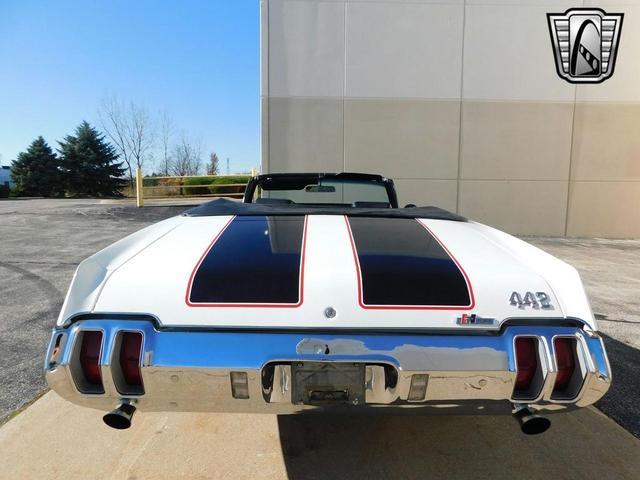 Photo of 1970 White /Black Stripes Oldsmobile 442