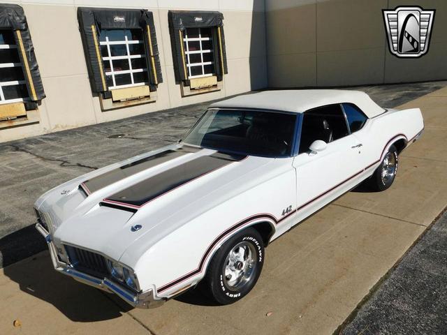 Photo of 1970 White /Black Stripes Oldsmobile 442