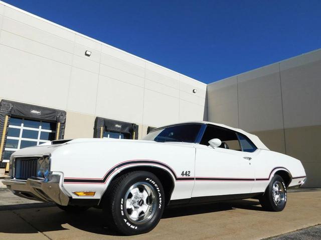 Photo of 1970 White /Black Stripes Oldsmobile 442