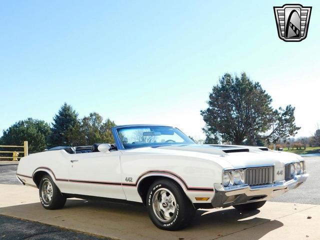 Photo of 1970 White /Black Stripes Oldsmobile 442