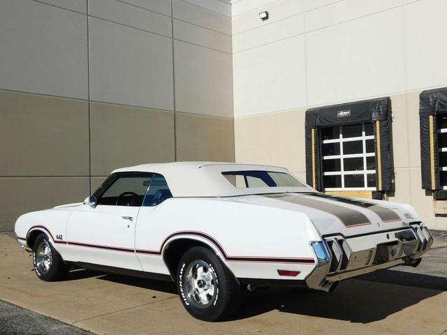 Photo of 1970 White /Black Stripes Oldsmobile 442