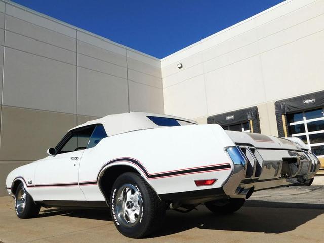 Photo of 1970 White /Black Stripes Oldsmobile 442
