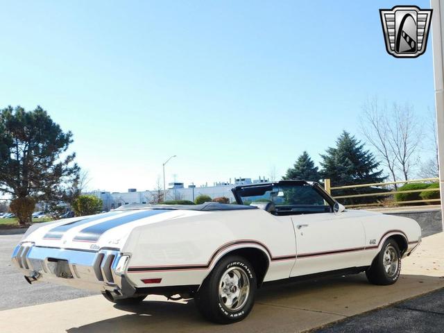 Photo of 1970 White /Black Stripes Oldsmobile 442