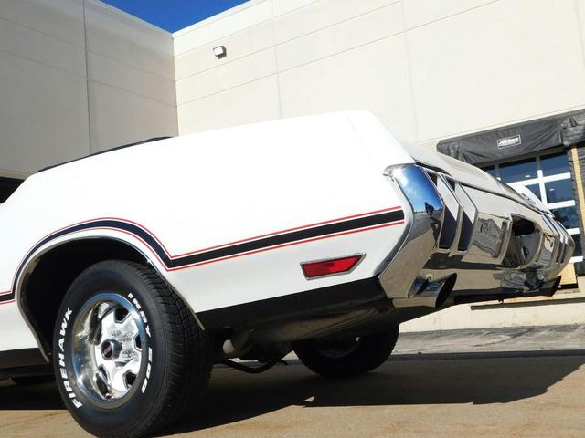 Photo of 1970 White /Black Stripes Oldsmobile 442