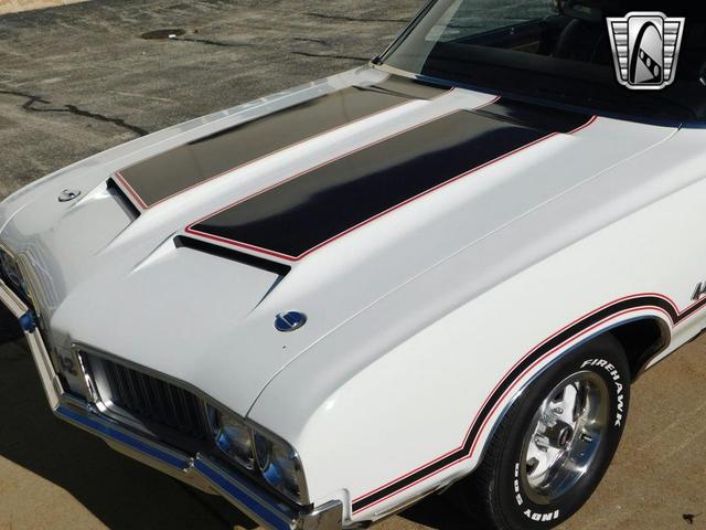Photo of 1970 White /Black Stripes Oldsmobile 442