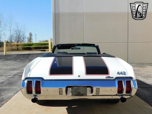Photo of 1970 White /Black Stripes Oldsmobile 442