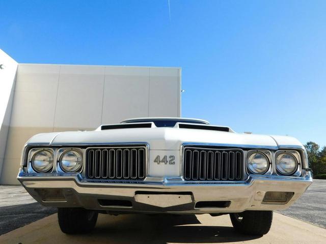 Photo of 1970 White /Black Stripes Oldsmobile 442