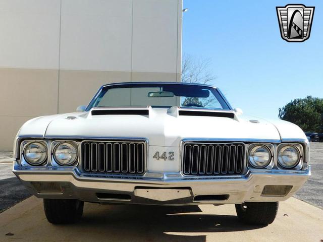 Photo of 1970 White /Black Stripes Oldsmobile 442