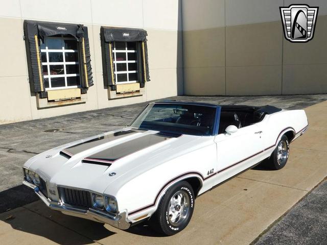 Photo of 1970 White /Black Stripes Oldsmobile 442