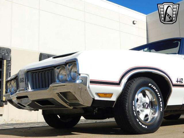 Photo of 1970 White /Black Stripes Oldsmobile 442